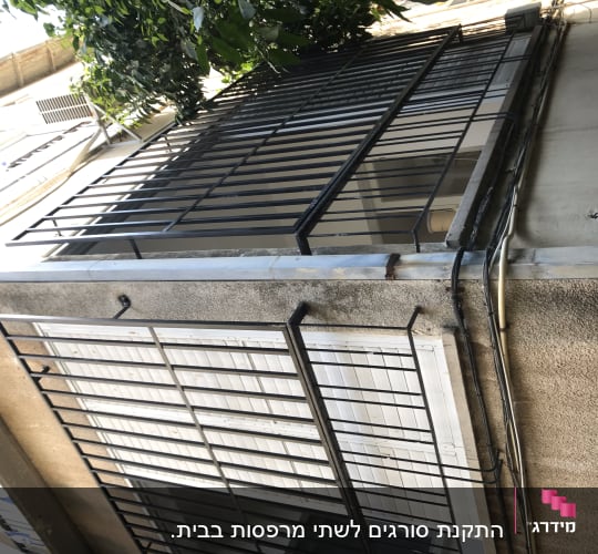 סורגים מתכתיים על חלון בניין